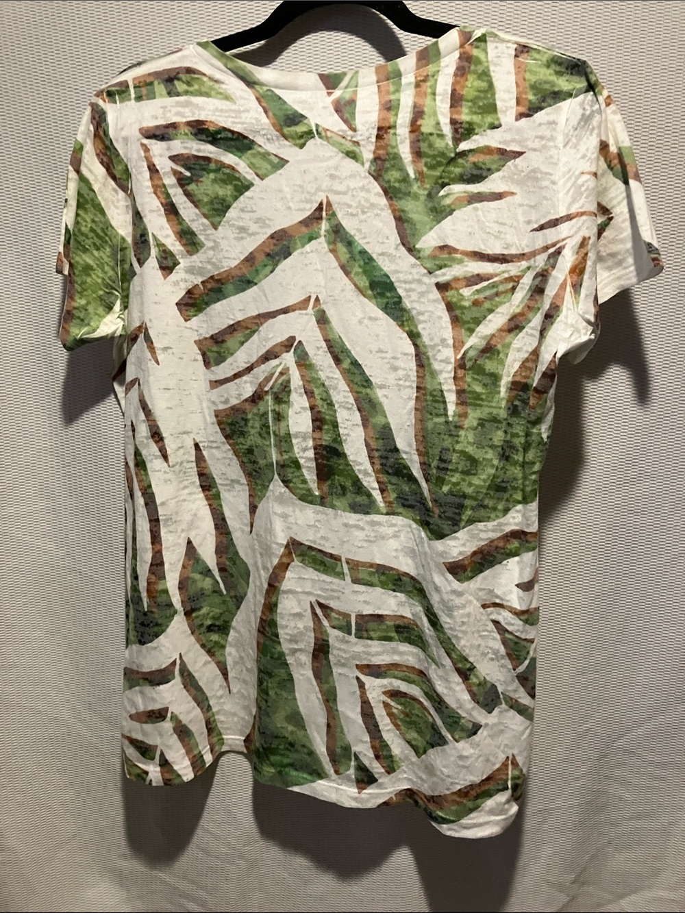 Women's Short-Sleeve Abstract Leaf Tee in Green and Brown - Picture 6 of 6